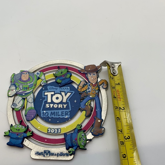 Disney World Toy Story Run 10 Mile Springtime Surprise Spinner Aliens 2023 Medal - Picture 12 of 12